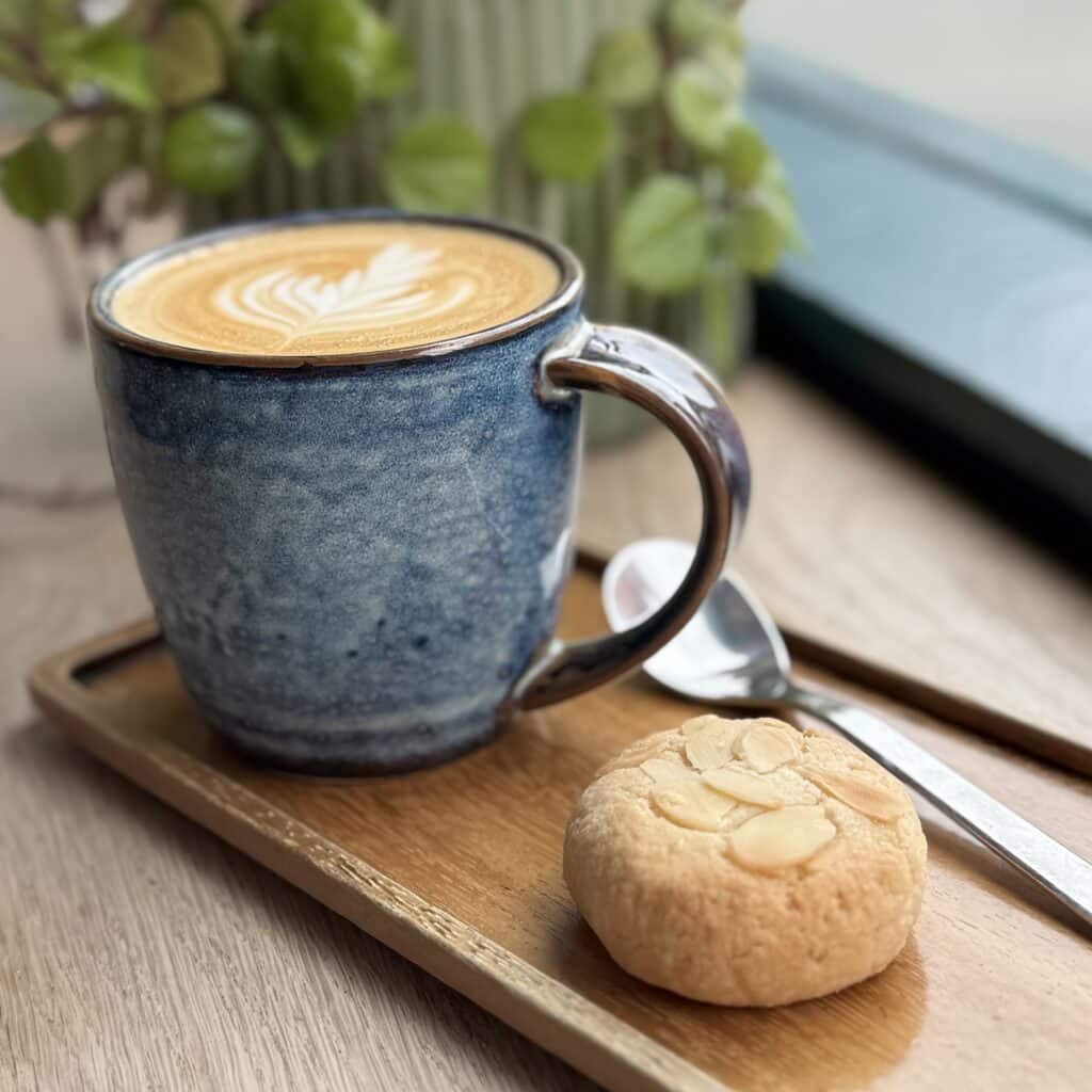 Detaljer Knutsford Almond Cookie & coffee